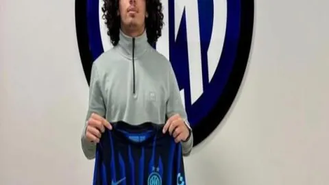 中国队荣获速度滑冰世锦赛短距离男子团体追逐金牌